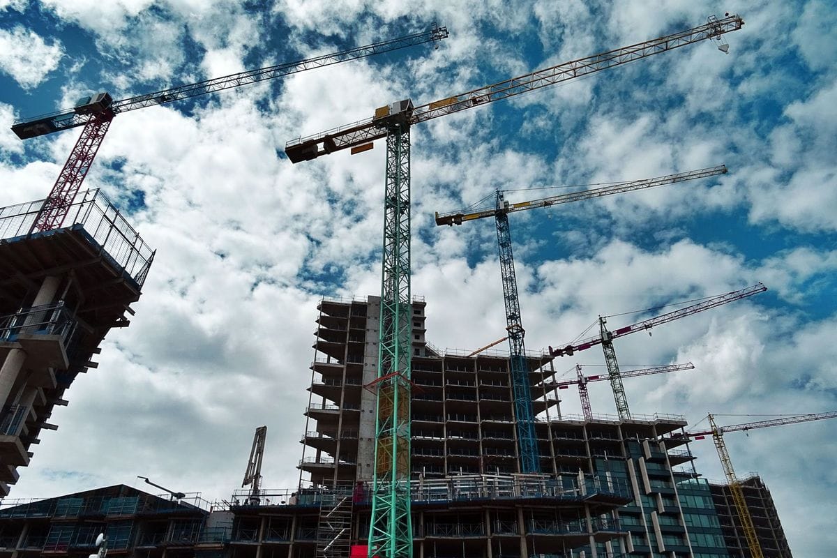 Prédio em construção com guindastes