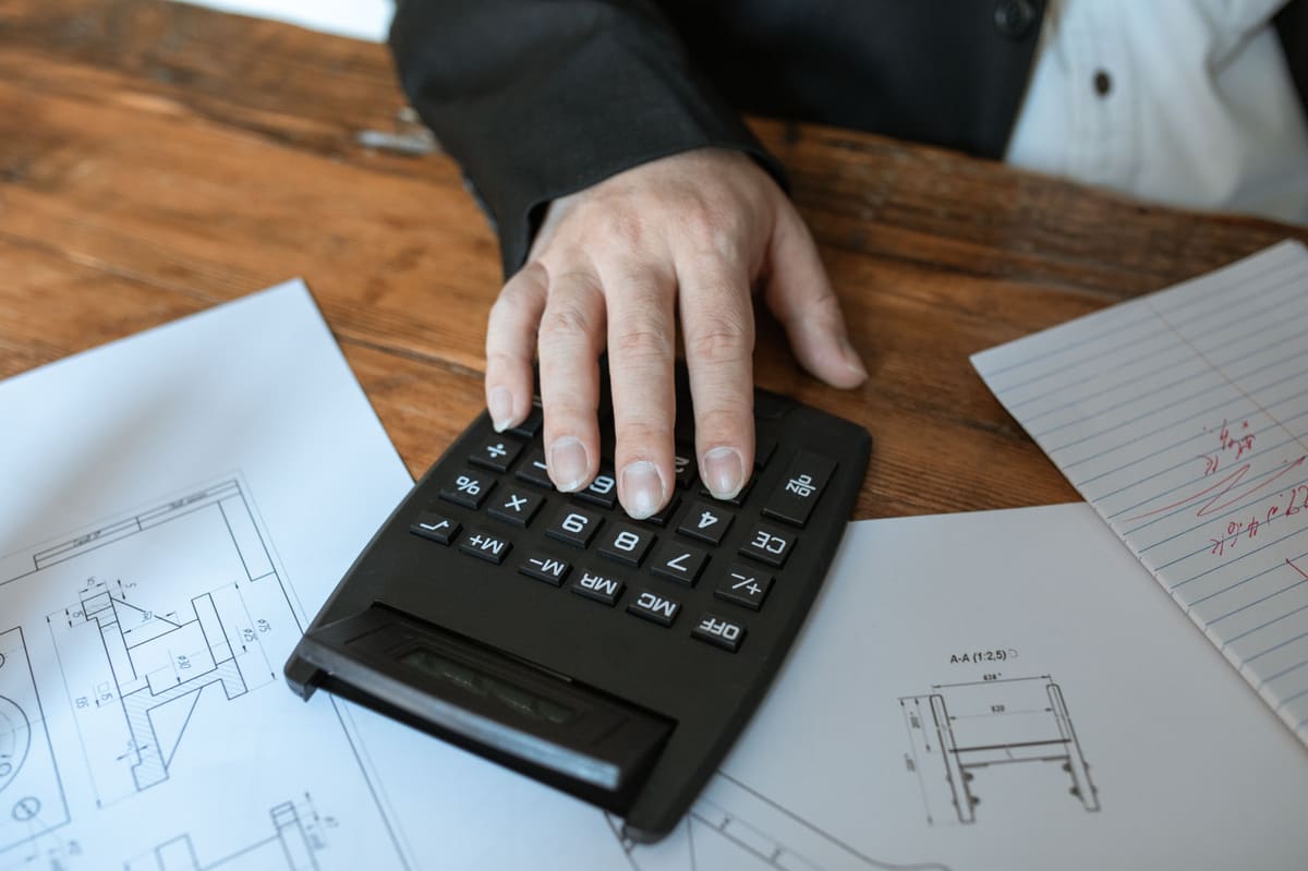 Calculadora sobre a planta de um imóvel