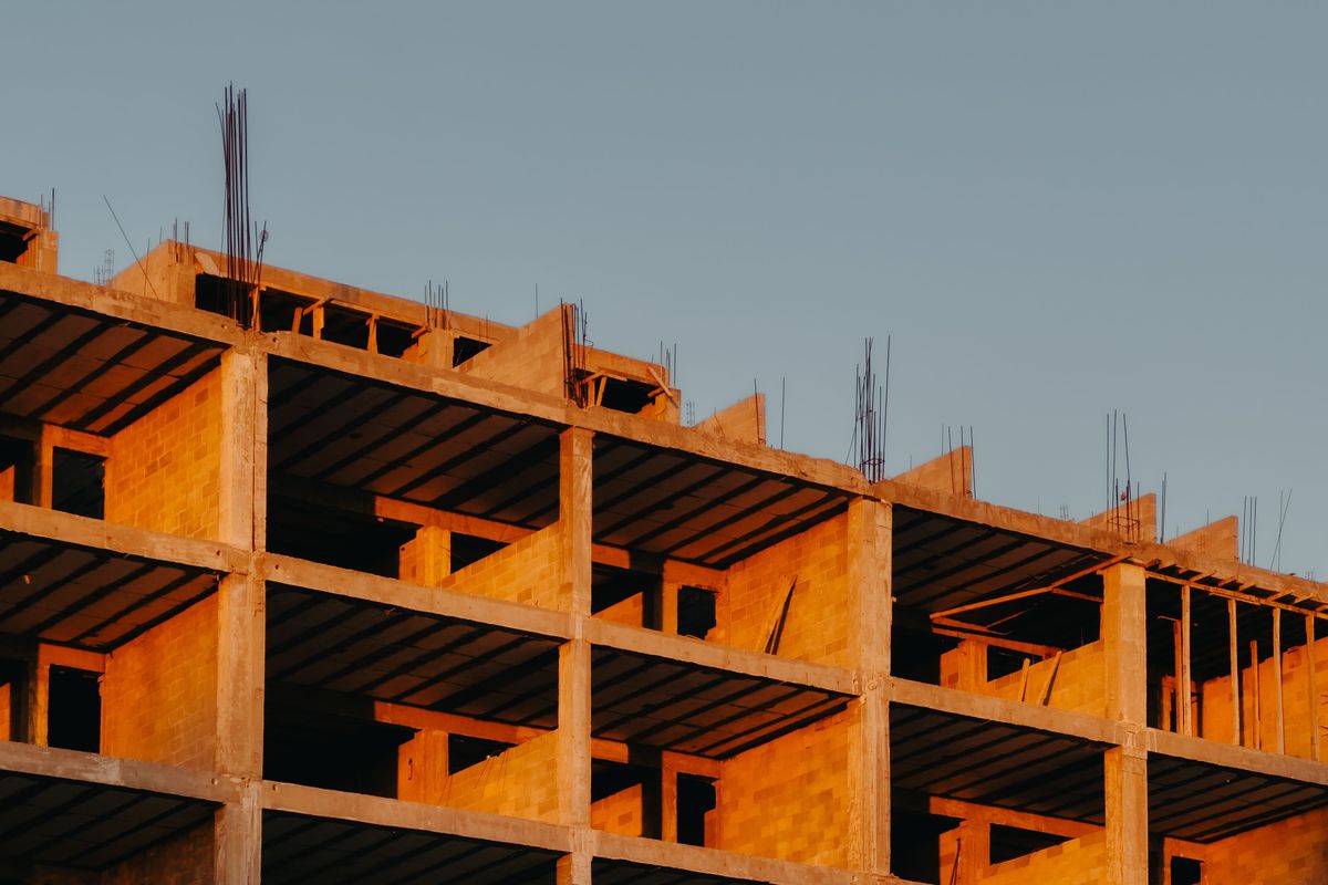 Prédio residencial com a estrutura de concreto inacabada